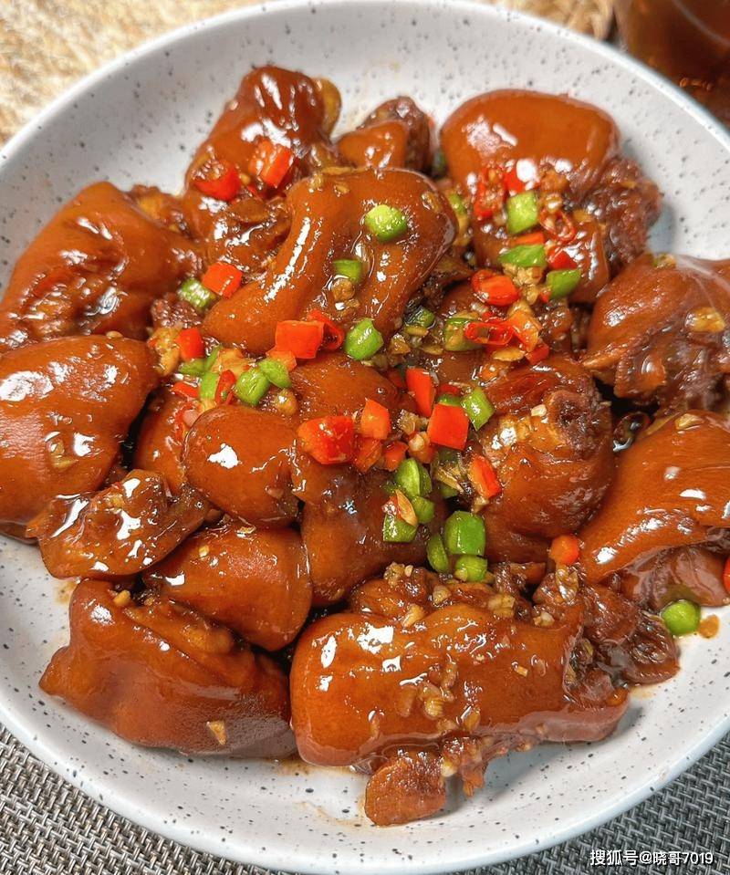 火爆全网！香辣猪蹄：软糯Q弹，一口上瘾的美味传奇！