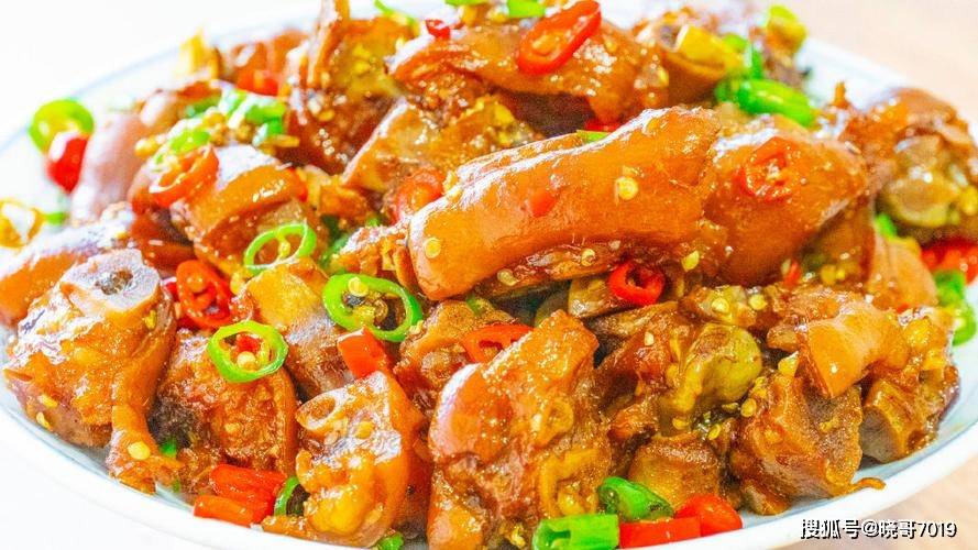 火爆全网！香辣猪蹄：软糯Q弹，一口上瘾的美味传奇！