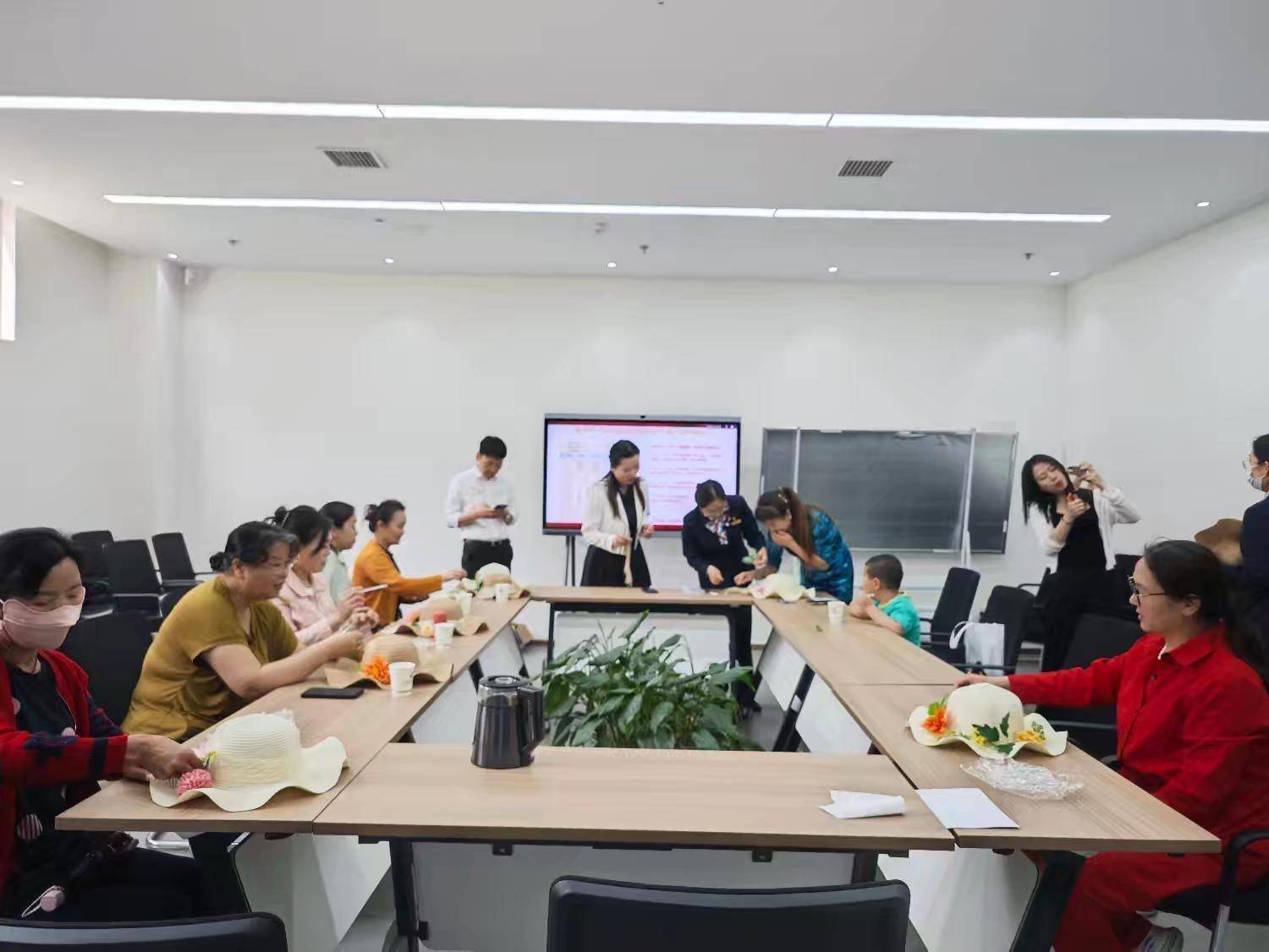 草帽彩绘趣时光 邻里共织幸福网
