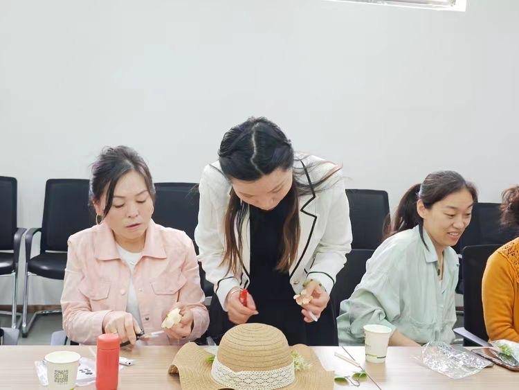 草帽彩绘趣时光 邻里共织幸福网