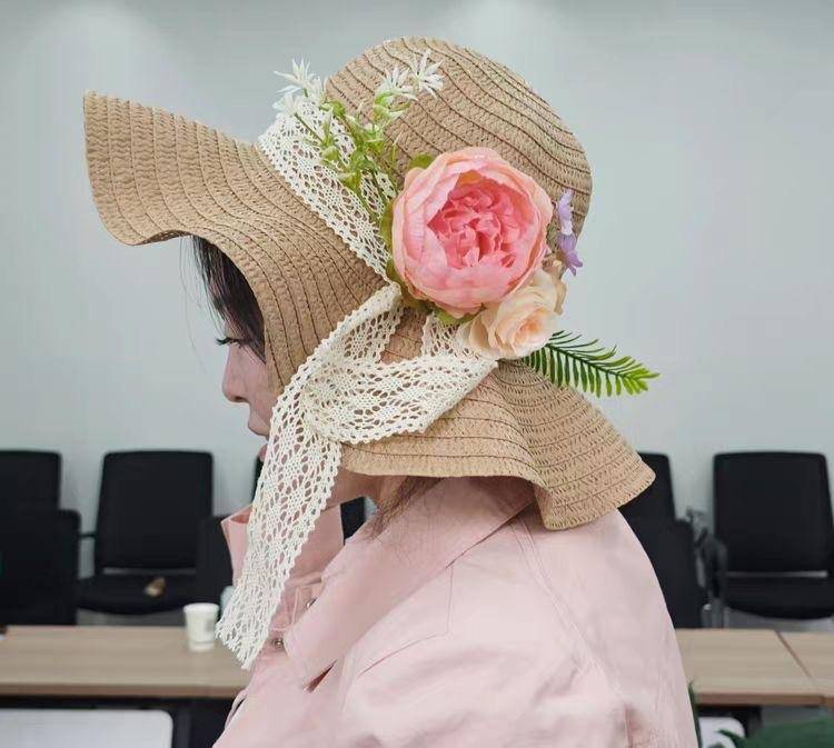 草帽彩绘趣时光 邻里共织幸福网